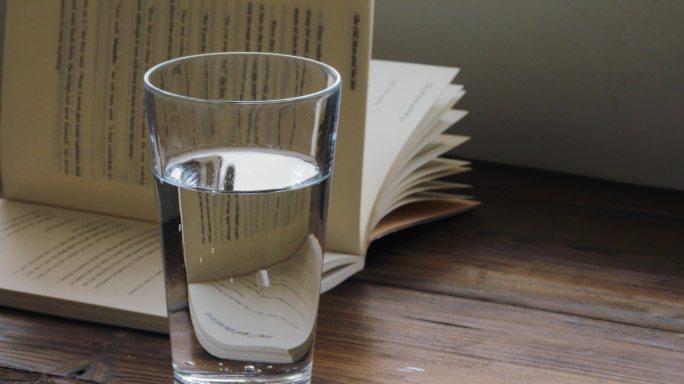 一杯水和一本书享受生活打发时间
