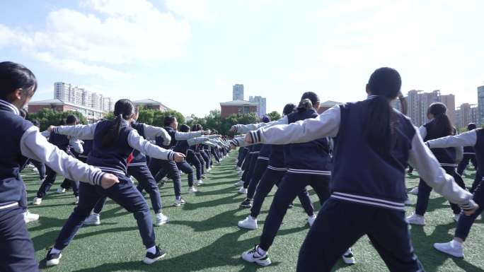 4k学生在学校操场做课间操