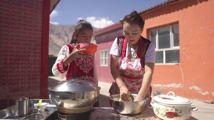 新疆哈萨克族的小吃包尔萨克制作过程4