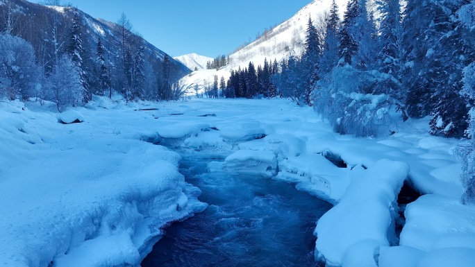 冬季冰封的河流