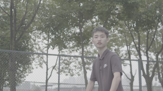 【4K灰度】男子打网球室外网球场