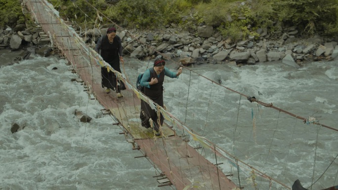 甘孜州雅江县山林山峰原始森林藏民采集松茸