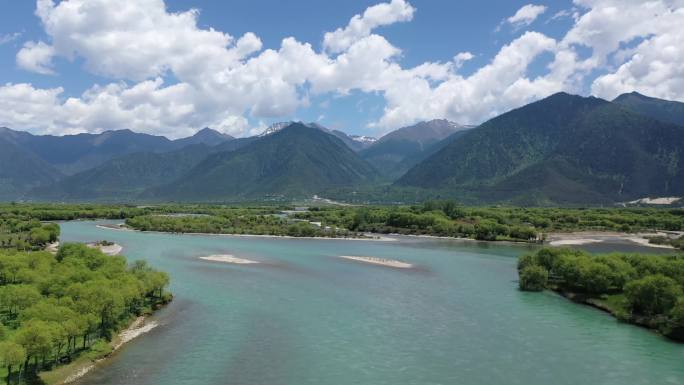西藏林芝河谷河流蓝天白云地理景观航拍