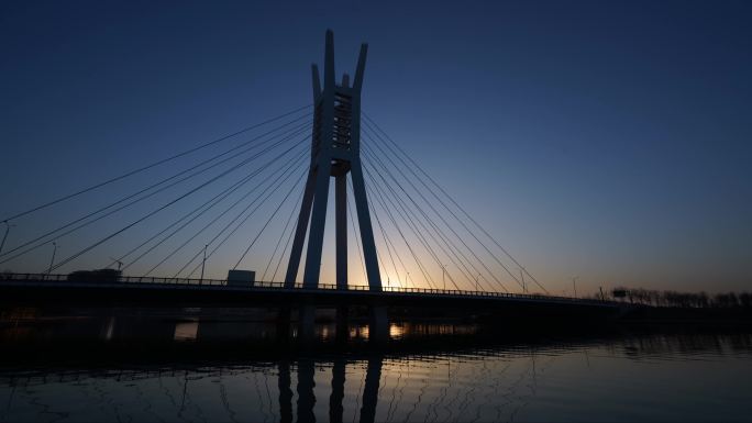 现代化的桥日落时的延时摄影