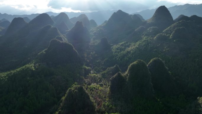 喀斯特地貌绿色森林