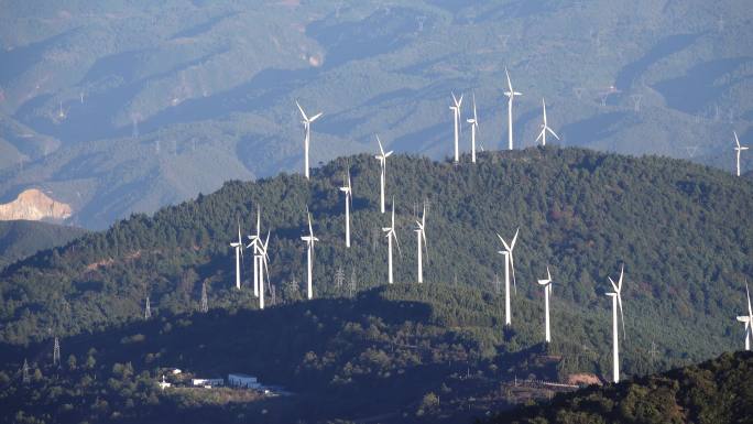 山顶的风力发电设施