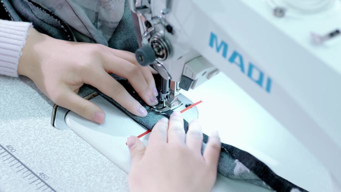 【4K】缝纫机操作缝制衣服服装设计