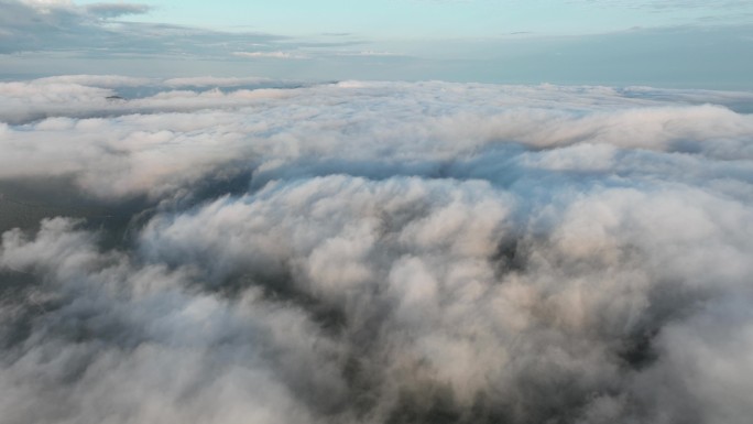 山峰云雾缭绕云海延时航拍雨后山上森林风景