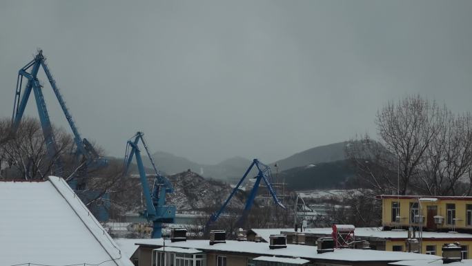 冬日天空阴云密布雪花纷飞灰色云团恶劣天气