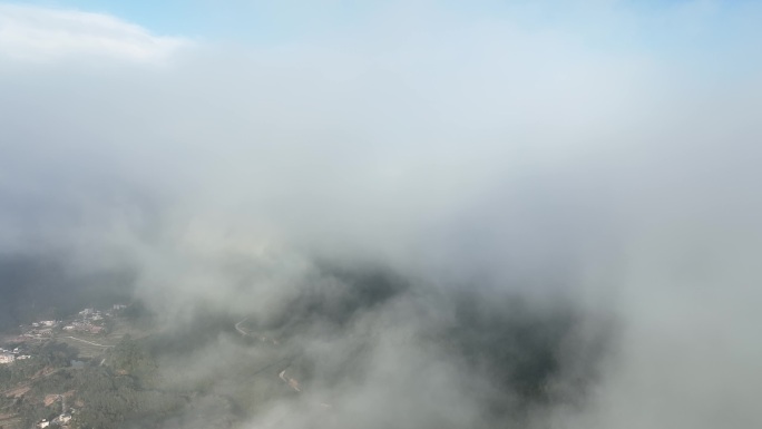 山峰云雾缭绕云海航拍雨后山上雾气森林风景