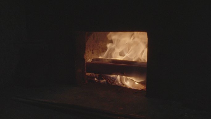 【4Kslog3素材】灶台里面燃烧的柴火