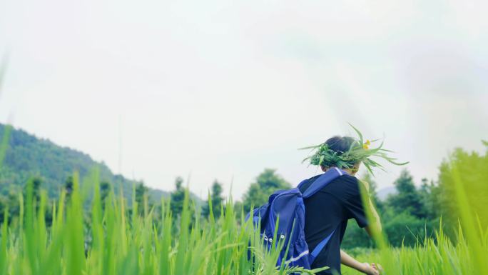 山区孩子放学路上