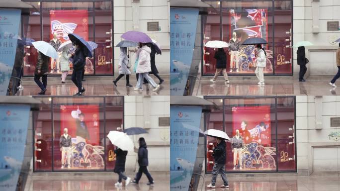 上海南京路雨中行走