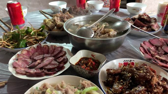 中国新年春节年夜饭家庭团圆吃饭聚餐美食