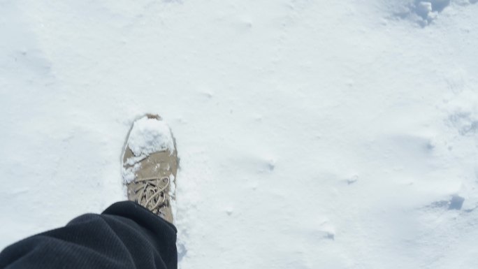 男子在雪天行走寒冷《侵权必究》