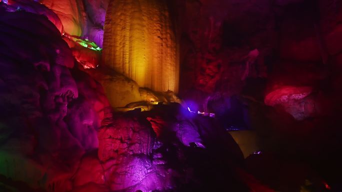 桂林灌阳千家洞溶洞里的钟乳石景观和暗河