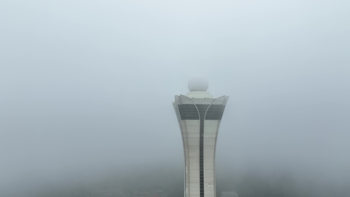雨后云雾缭绕的气象台泉州紫帽气象台