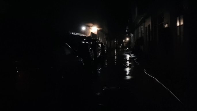夜晚街道小巷行走街道夜晚街道静静的窄巷