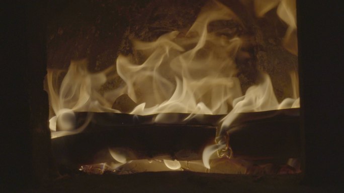 【4Kslog3素材】灶台里面燃烧的柴火