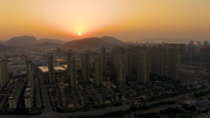 台州玉环新城夕阳下高楼群环绕下降实拍视频