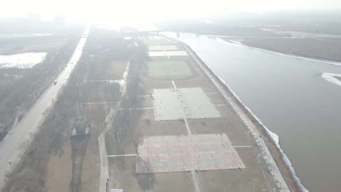冬季的滨河体育场
