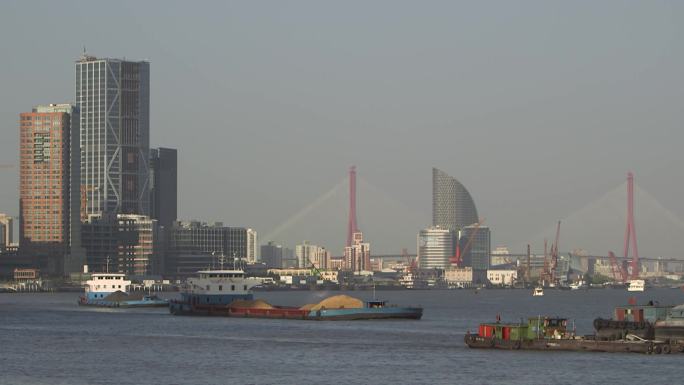 上海外滩江上行船