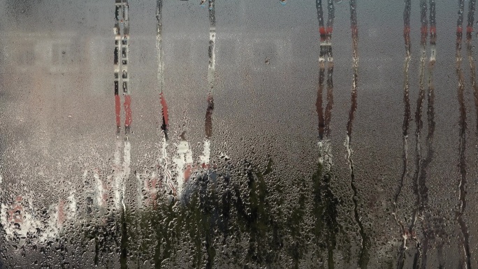 玻璃窗上的水蒸气雨滴水滴窗户水珠