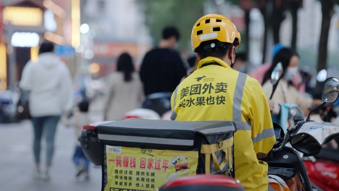 打工人的艰辛生活压力城市交通高峰期道路