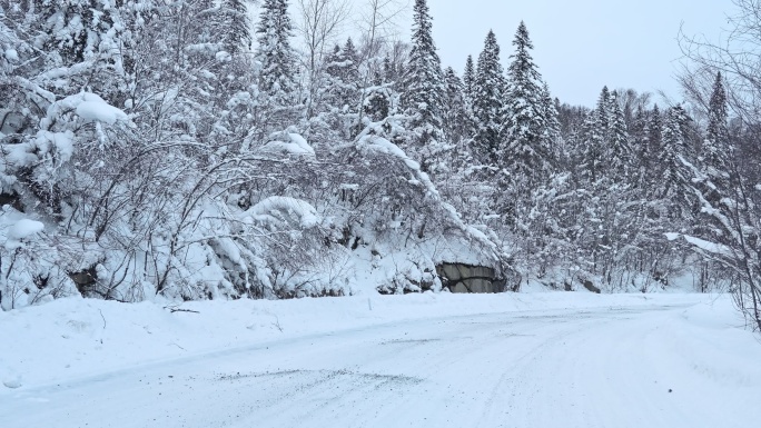 雪天雪乡公路开车