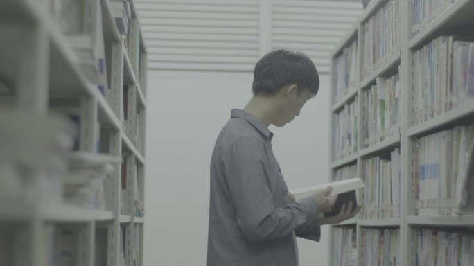【4K灰度】大学男生图书馆看书书架找书