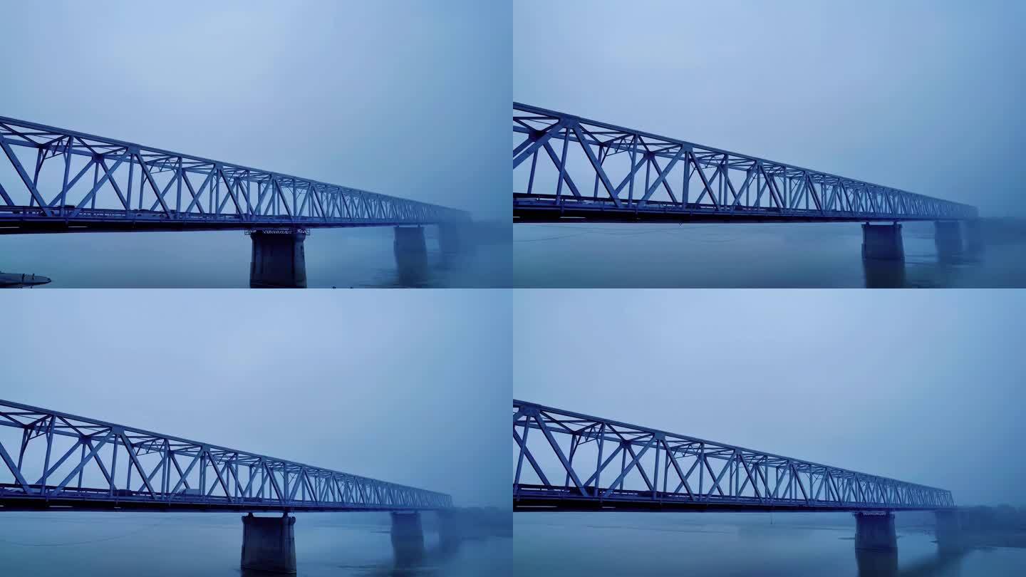 雾气环绕中的黄河大桥