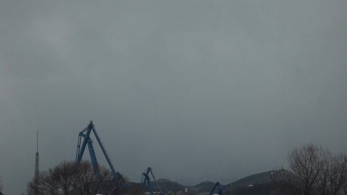 冬日天空阴云密布灰色云团恶劣天气