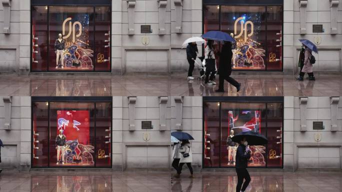 上海南京路雨中行走