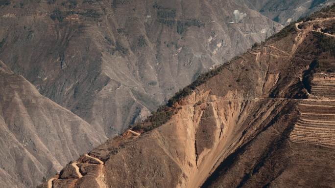 贫困山区山脊上山路彝族人家