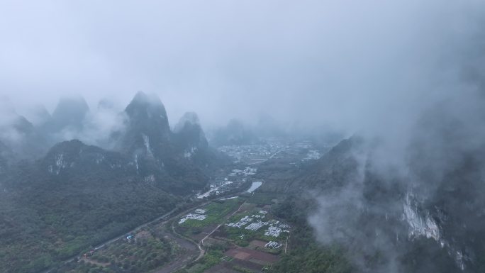 桂林荔浦雨后雾气朦胧的山峰和田园风光