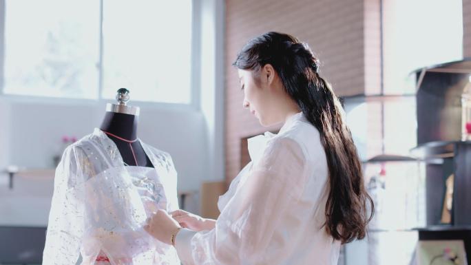 【4K】美女服装设计师画图裁剪布料