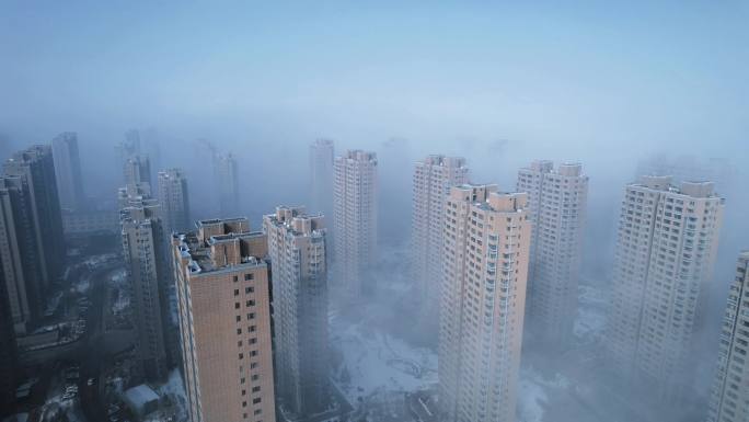 云雾中的城市楼群