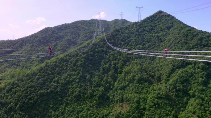 电网特高压工人高空检修铁塔蜘蛛人