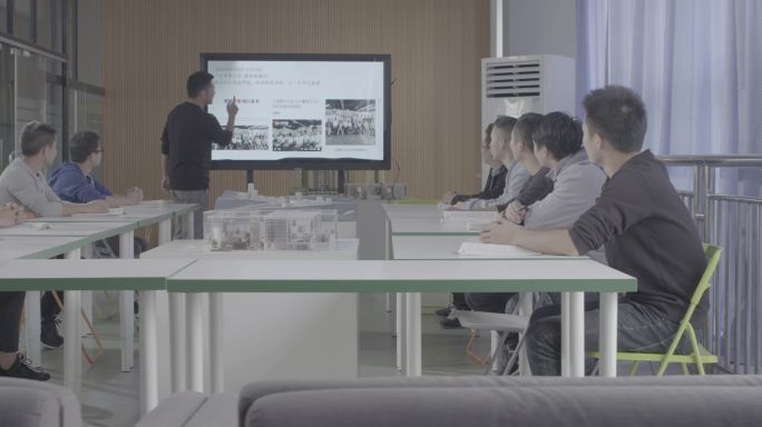 【4K灰度】会议室开会男子讲解演示方案