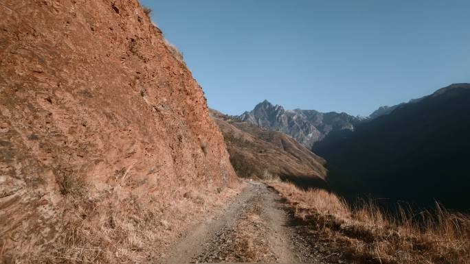 过年回家云南山区土石道路视频