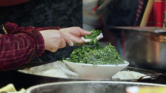 夫妻店小吃部夫妻包饺子