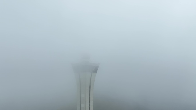 雨后云雾缭绕的气象台泉州紫帽气象台