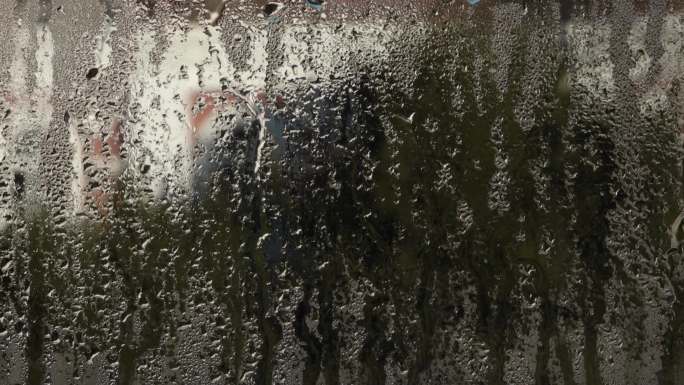 玻璃窗上的水蒸气雨滴水滴窗户水珠