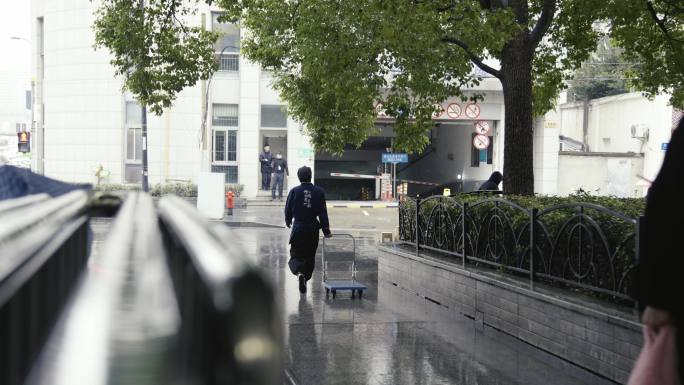 雨季下雨地铁进站路人提伞