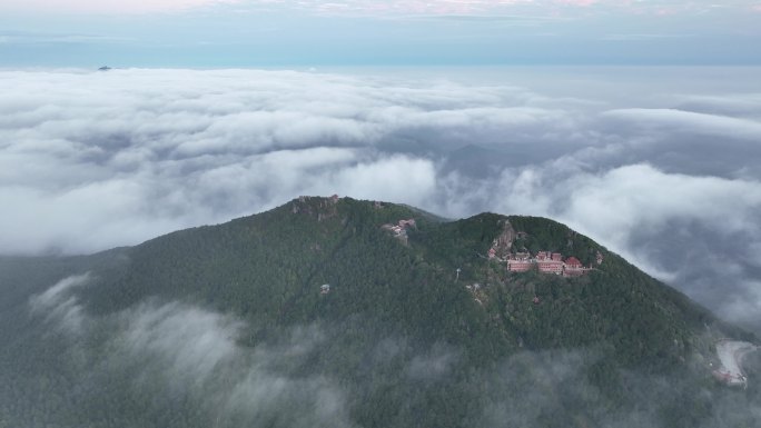 山峰云雾缭绕云海航拍雨后山上雾气森林风景