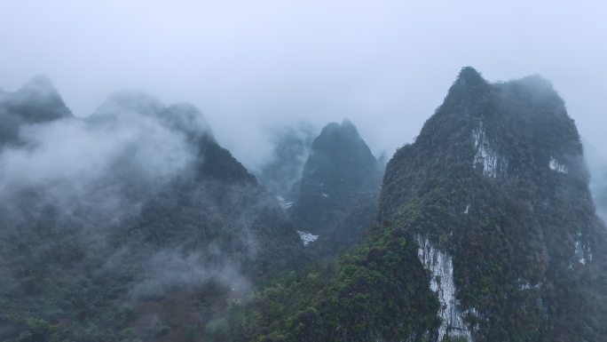 桂林荔浦雨后雾气朦胧的山峰
