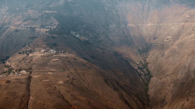 云南风光视频高山山顶山坡村庄道路