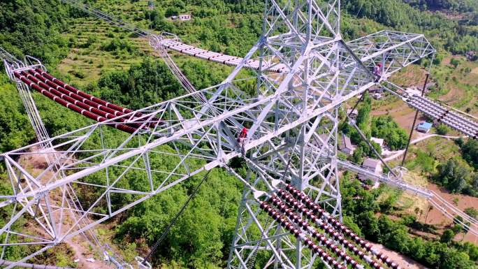 电力工人攀爬特高压铁塔检修电网航拍