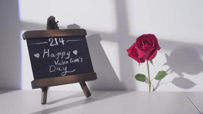 桌上的红玫瑰和情人节黑板