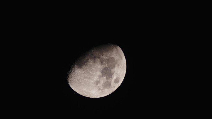 月亮凸月空镜实拍